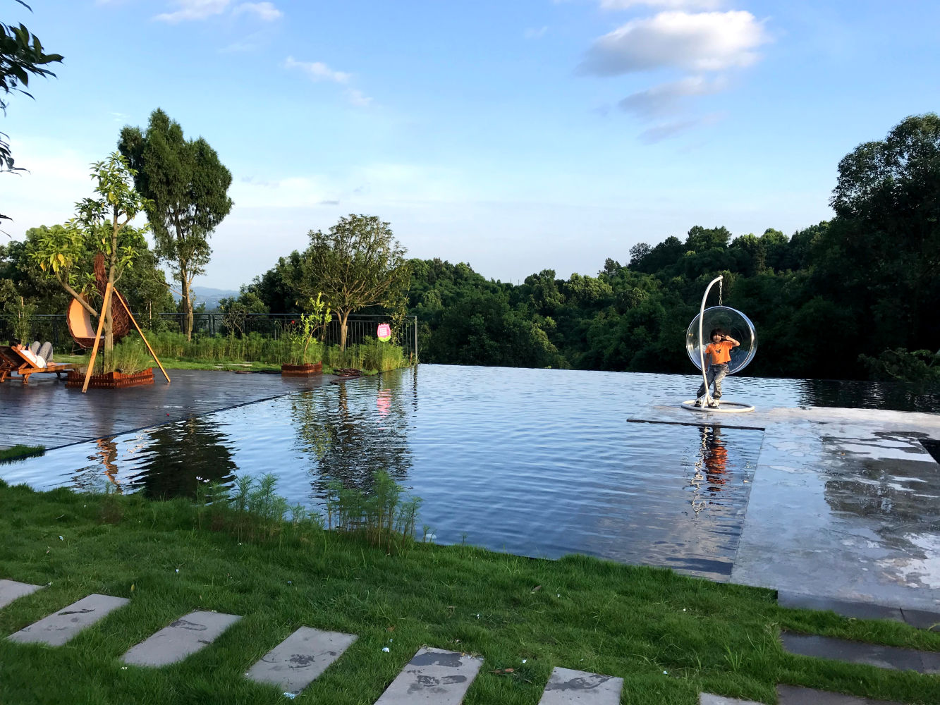 山外别院无边际水池