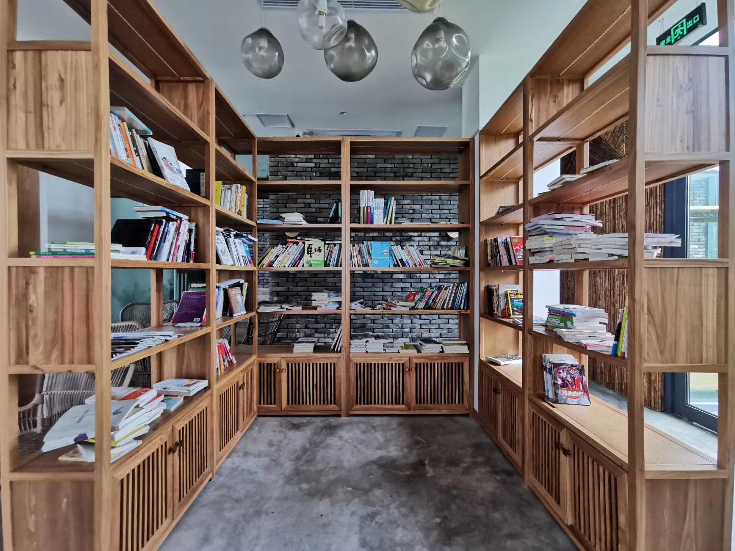 山外别院民宿书吧